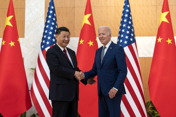 조 바이든(오른쪽) 미국 대통령과 시진핑 중국 국가주석이 14일 인도네시아 발리에서 열린 주요 20개국(G20) 정상회의를 계기로 성사된 첫 대면 정상회담에서 악수를 나누고 있다. 발리 AP 연합뉴스