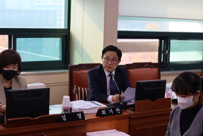 보건복지위 행정사무감사 질의 중인 최기찬 의원