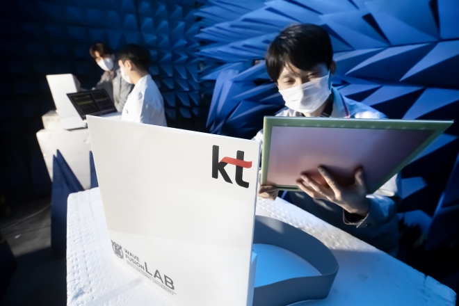 KT 융합기술원과 서울대 소속 연구원들이 서울 서초구 KT 연구개발센터에서 지능형 반사 표면(RIS) 기술 성능을 검증하고 있다. KT 제공