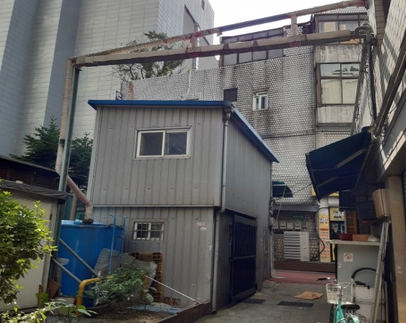 강북농수산물검사소 외부에 노출되어 있는 폐수처리통>