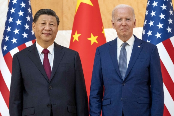 조 바이든 미국 대통령이 2022년 11월 14일(현지시간) 인도네시아 발리에서 열린 주요 20개국(G20) 정상회의에서 시진핑 중국 국가주석을 만났다. 2022.11.15 AP연합뉴스