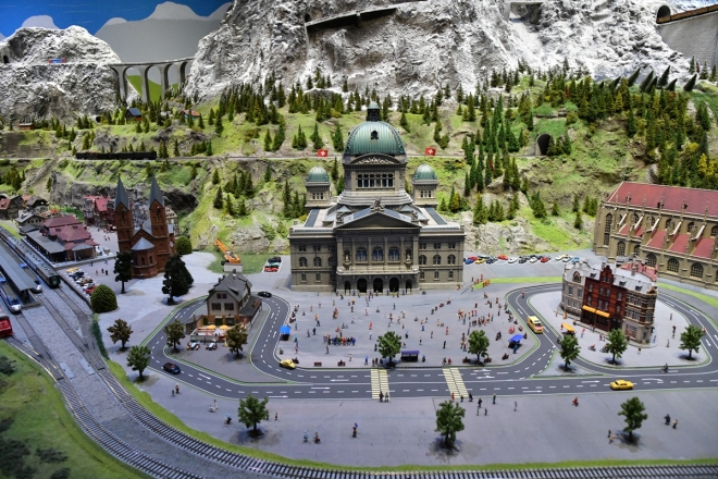 서울 노원구가 화랑대 철도공원에 조성한 ‘노원기차마을 스위스관’의 모습. 스위스 도시의 모습을 정교하게 제작한 모형과 기차 모형 등을 관람할 수 있다. 노원구 제공 