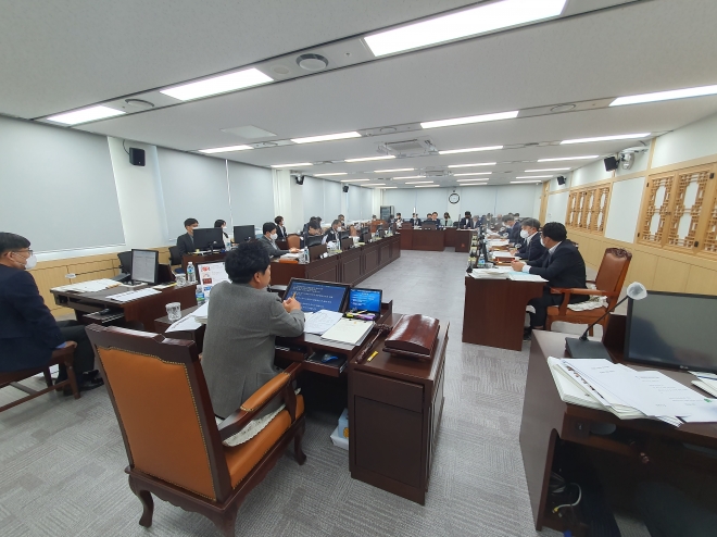 기획경제위원회 행정사무감사 사진. 경북도의회 제공