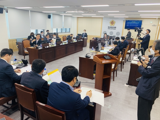 행정보건복지위원회 행정사무감사 사진. 경북도의회 제공