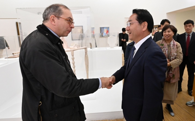 유정복 인천시장이 14일(현지시간) 프랑스 파리 퐁피두센터에서 로랑 르봉 관장을 만나 미술관 소개를 받고 있다. 인천시 제공