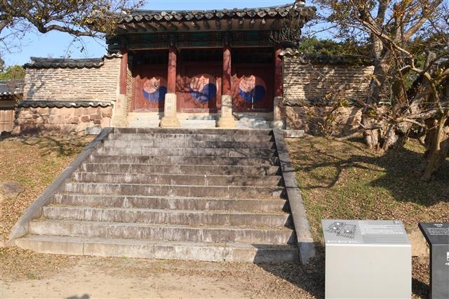 제향 공간인 존덕사(尊德祠)는 병산서원 건물 중 유일하게 단청이 된 건물로, 출입문인 신문(神門)의 기둥을 받치고 있는 장초석에는 아래위로 8괘가 둘씩 그려져 있다.