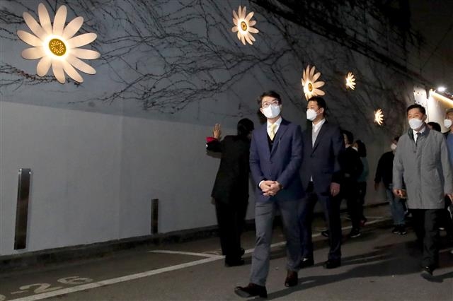 정원오(맨 앞) 서울 성동구청장이 지난 10일 새로 단장한 2호선 용답역 철길의 디자인월을 따라 걷고 있다. 성동구 제공