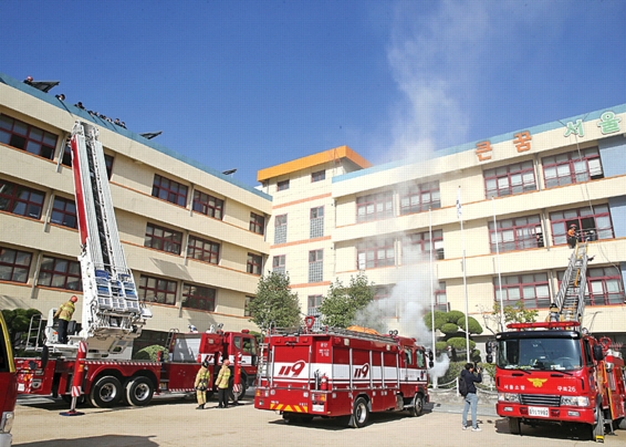 2019년 11월 서울 독산1동 두산초등학교에서 금천구가 소방서 등 관련 기관과 긴급구조 종합훈련을 실시하고 있다. 금천구 제공