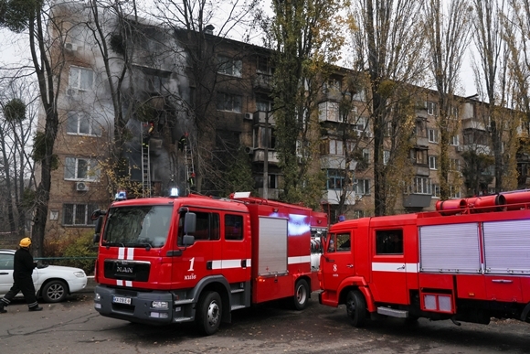 15일(현지시간) 러시아군 미사일 공습으로 화염에 휩싸인 주거용 건물에서 우크라이나 소방관들이 화재를 진압 중이다. 2022.11.15  로이터 연합뉴스