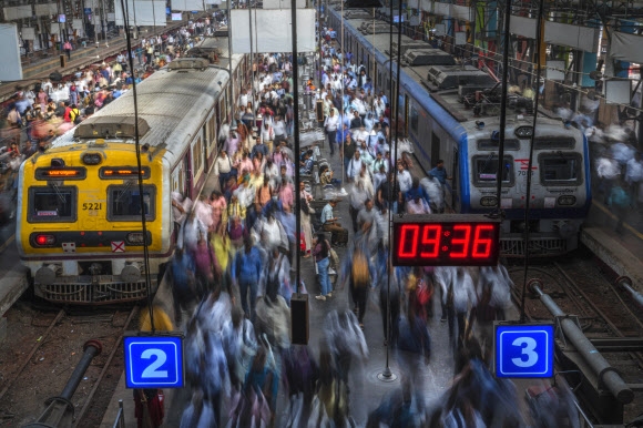유엔 인구국(UNPD)은 15일(현지시간) 전 세계 인구가 80억명을 넘어선 것으로 추정된다고 밝혔다. 사진은 인도 뭄바이의 한 기차역에서 사람들이 이동하는 모습. 2022.11.14 AP 연합뉴스
