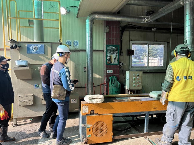 서울 동작구가 지난 11일 노량진환경지원센터 내 스티로폼 감용 작업 구간에서 화상, 협착 등 위험요소를 평가하고 있다. 동작구 제공. 
