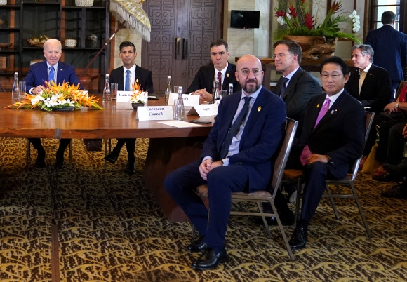 G20サミットが開かれているインドネシアのバリで、ポーランドのミサイル攻撃に関する緊急会議に出席するジョー・バイデン米大統領（左端）。 時計回り：バイデン大統領、英国のリシ・スナク首相、スペインのペドロ・サンチェス首相、オランダのマーク・ルーサー首相、日本の岸田文夫首相、欧州連合（EU）のシャルル・ミシェル連合理事会議長。  2022.11.16 ロイター聯合ニュース
