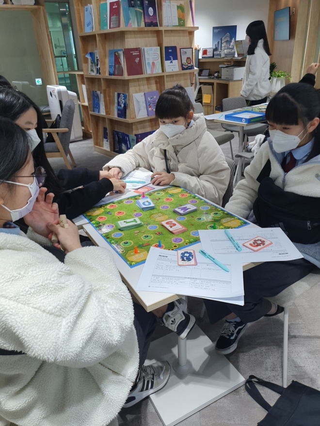 15일 동일중 학생들이 금천진로진학지원센터에서 자신의 성격에 맞는 진로를 탐색하기 위해 보드게임을 하고 있다. 금천구 제공