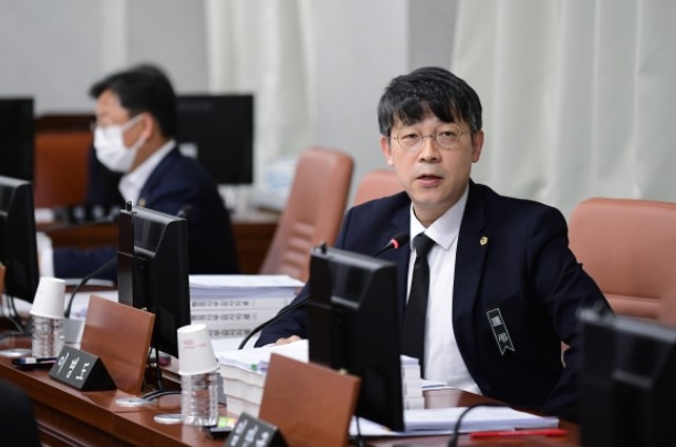 서울시의회 더불어민주당 이병도 의원이 지난 14일 서울시 도시계획국 행정사무감사에서 서울도시기본계획의 문제점과 개선방안에 대해 질의하고 있다.