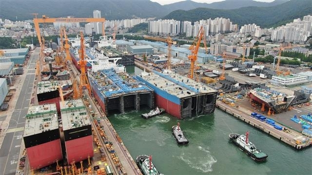 대우조선해양 옥포조선소 1도크에서 30만t급 초대형 원유운반선이 진수되고 있다. 서울신문 DB