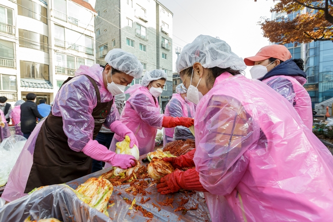 김태우(왼쪽 첫번째) 서울 강서구청장이 16일 오전 화곡1동에서 열린 김장 나눔 행사에 참석해 자원봉사자들과 함께 김장김치를 버무리고 있다. 강서구 제공