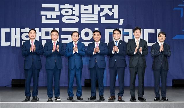 영남 5개 시장·도지사가 지난 9월 1일 경주 코모도호텔에서 열린 ‘2022 영남 미래 포럼’에 앞서 기념촬영을 하고 있다. 왼쪽부터 박완수 경남도지사, 이철우 경북도지사, 홍준표 대구시장, 김두겸 울산시장, 이성권 부산시 경제부시장. 경북도 제공