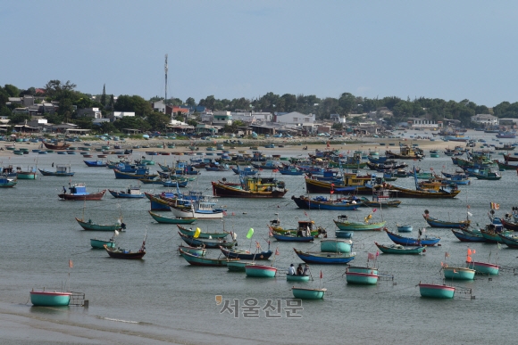 무이네 피싱 빌리지(랑짜이 마을) 전경. ‘둥근 배’라는 뜻의 투옌퉁과 어선이 밀집해 있다.