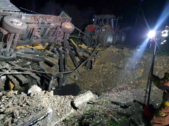 미사일 폭격에 파괴된 트랙터