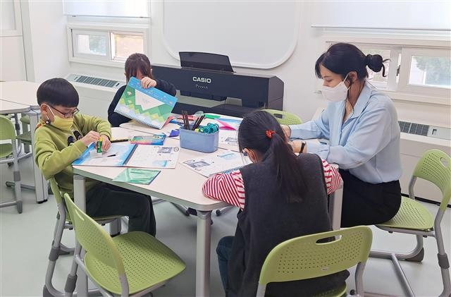 어린이들이 서울 동대문구 6호점 우리동네키움센터를 이용하고 있다. 동대문구 제공