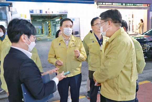 조성명 서울 강남구청장이 지난달 강남역 일대를 순찰하고 있는 모습. 강남구 제공