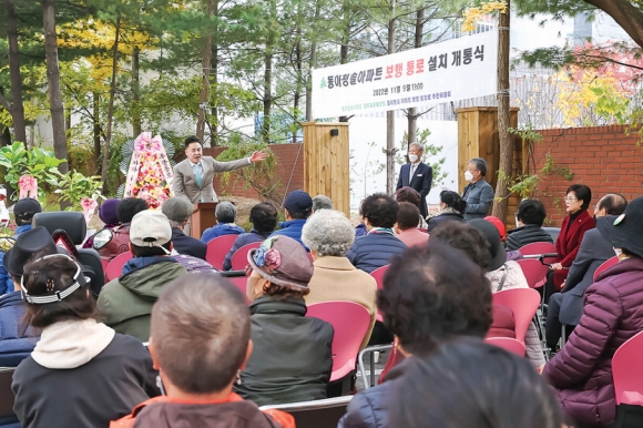 오언석(왼쪽) 서울 도봉구청장이 동아청솔아파트 보행 통로 설치 개통식에서 주민들에게 인사말을 전하고 있다. 도봉구 제공