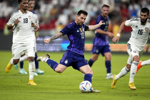 아르헨티나의 리오넬 메시가 17일 월드컵 직전 마지막 평가전에서 아랍에미리트 선수들을 제치고 슛을 날리고 있다. AP 뉴시스