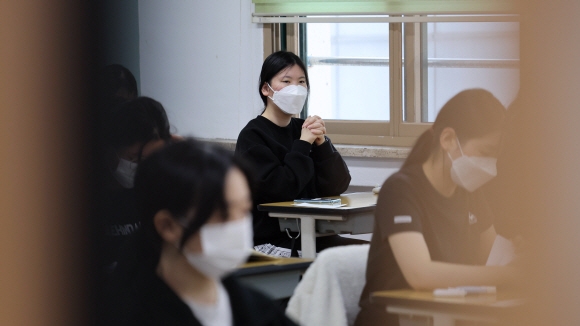 2023학년도 수능 2023학년도 대학수학능력시험일인 17일 오전 서울 영등포구 여의도여자고등학교에서 수험생이 시험 시작을 기다리고 있다. 2022.11.17 사진공동취재단