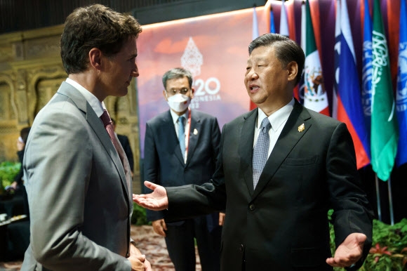 쥐스탱 트뤼도 캐나다 총리와 시진핑 중국 국가주석이 대화하고 있는 장면. 2022.11.16 로이터 연합뉴스