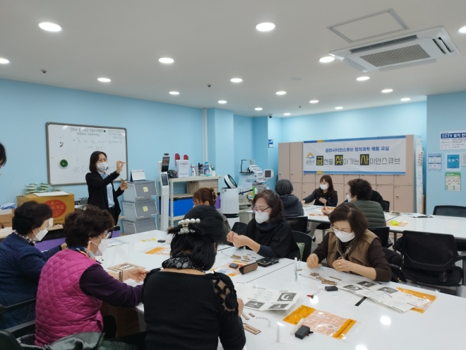 지난 16일 금천시니어클럽에서 진행된 ‘LED 아크릴 무드등 제작’ 프로그램. 금천구 제공