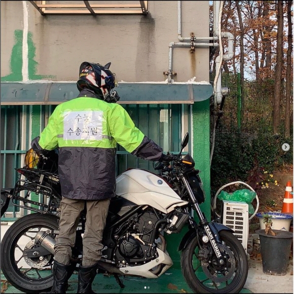 3년째 수능 오토바이 수송 봉사를 하는 시민. 올해는 라이더와 경찰 수송팀이 많았다며 글을 적었다. (출처 = 인스타그램 hadabom_moto)