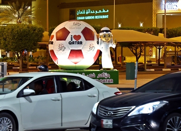 6일(현지시간) 카타르 도하의 한 쇼핑몰 앞 월드컵 홍보물. 2022.11.7  로이터 연합뉴스