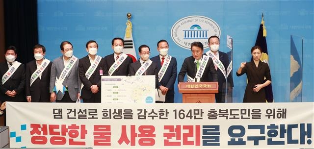 김영환(오른쪽 세 번째) 충북지사와 도내 시장·군수들이 지난 9월 서울 국회소통관에서 기자회견을 갖고 “댐 건설로 피해를 보는 충북에 정당한 물 사용 권리를 달라”고 촉구하고 있다. 충북도 제공