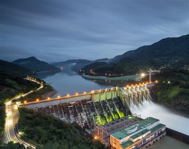 충북도는 댐 건설로 인한 과도한 규제로 희생만 당해 왔다며 이제는 정부가 보상해야 한다고 주장하고 있다. 오른쪽 사진은 충주댐 전경. 충북도 제공