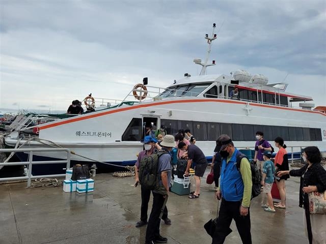 섬 주민과 관광객들이 호도·녹도·외연도로 가는 여객선 ‘웨스트프런티어호’에 승선하고 있다. 보령시 제공