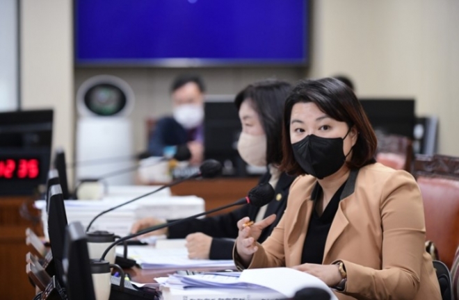 질의중인 이은림 서울시의원