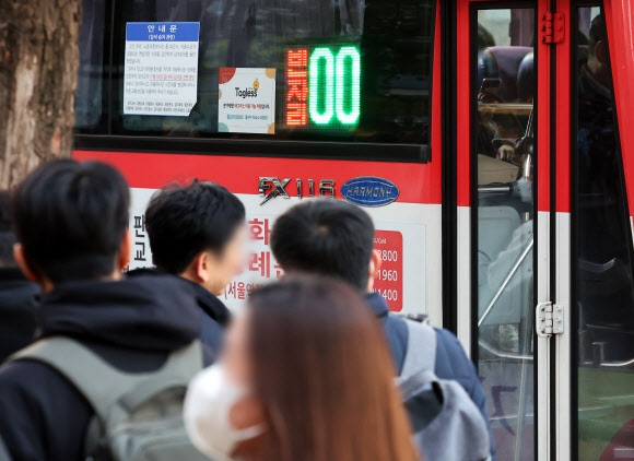 KD운송그룹의 경기지역 14개 버스업체가 광역버스 입석 승차를 중단한 18일 오전 경기도 성남시의 한 버스정류장에서 운행 중인 버스에 빈자리 ‘0’이 표시되어 있다. 2022.11.18  연합뉴스