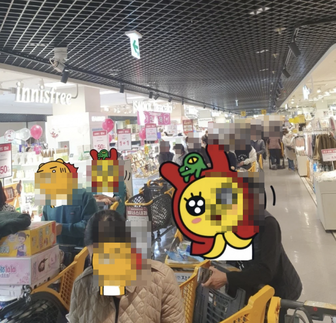 이마트 ‘쓱세일’에 고객이 몰리며 일부 지점이 휴점하는 상황이 벌어졌다. 이날 온라인 커뮤니티를 통해 대전 이마트에 다녀왔다는 고객이 올린 사진이다. 길게 늘어선 인파가 눈에 띈다. 2022.11.18