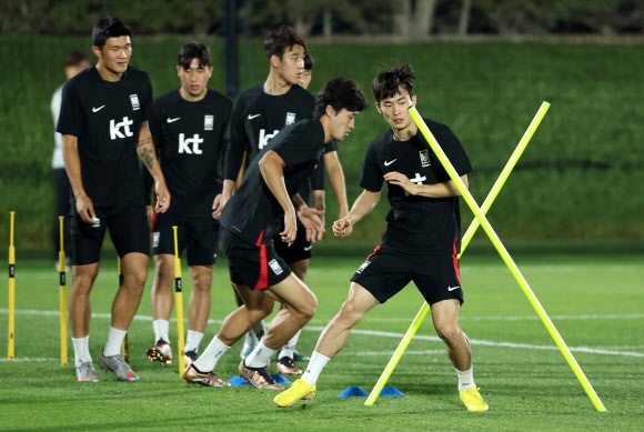 On the 18th (local time), Kim Mun-hwan is training at the Al Egla training ground in Doha, Qatar.  Doha Yonhap News