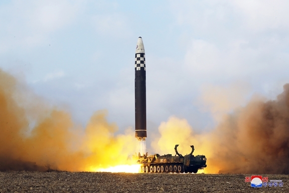 북한이 18일 신형 대륙간탄도미사일 화성-17형을 시험발사했다. 2022.11.19 평양 조선중앙통신/연합뉴스