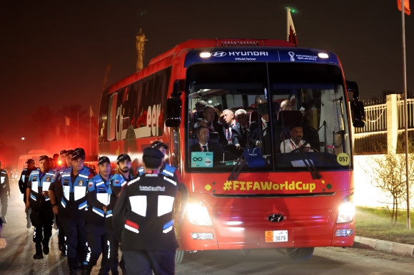 19일(현지시간) 새벽 카타르 도하에 도착한 포르투갈 대표팀이 버스를 타고 숙소로 이동하고 있다. 도하 연합뉴스