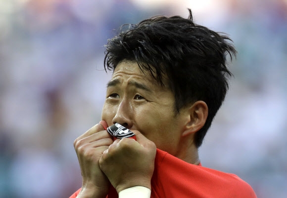 2018년 러시아 월드컵에서 열린 독일과의 경기에서 2-0으로 승리한 뒤 손흥민이 유니폼에 입을 맞추며 눈물을 흘리고 있다. 서울신문 DB