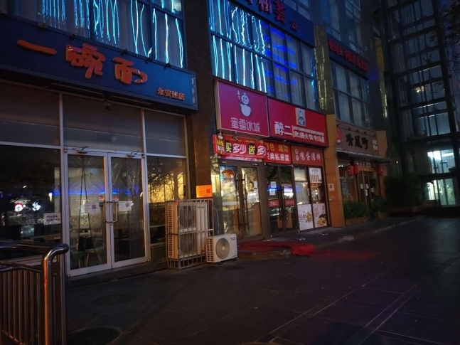 중국 수도 베이징에서 코로나19가 확산하면서 방역에 비상이 걸렸다. 19일 베이징 차오양구 번화가의 한 식당가가 저녁 시간인 오후 6시 직전임에도 문을 닫은 채 영업하지 않고 있는 모습이다. 연합뉴스