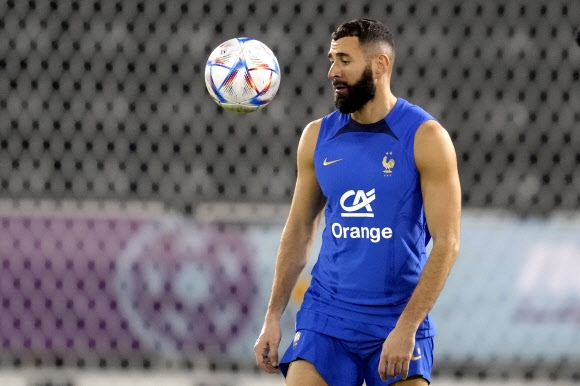프랑스 축구 대표팀의 카림 벤제마가 19일 카타르 도하에서 훈련을 하고 있다. AP 뉴시스