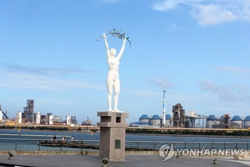 포항 송도해수욕장의 상징물 ‘평화의 여상(女像)’. 연합뉴스