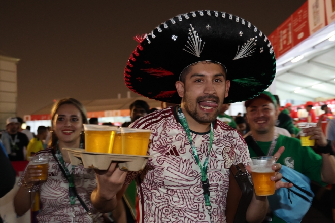 20일 오전(한국시간) 카타르 도하 알 비다 파크에서 열린 ‘FIFA 팬 페스티벌’을 찾은 축구 팬들이 월드컵 기간에만 한시적으로 판매가 허용된 맥주를 즐기고 있다. 2022.11.20.연합뉴스
