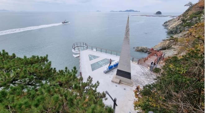 해남군이 땅끝탑 주변 바닥의 일부를 유리로 조성해 눈 아래 넘실거리는 바다를 감상할 수 있게 했다. 해남군 제공 