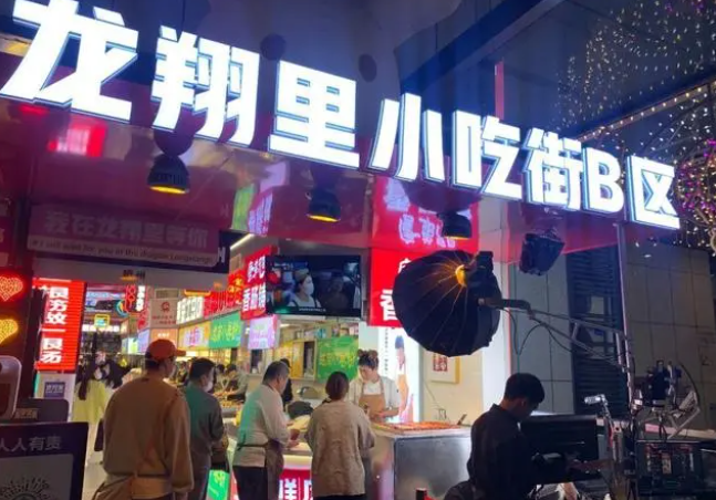 소시지를 구워 거액의 채무를 상환 중인 탕 씨의 사연이 소셜미디어에 공개되면서 화제가 되고 있다. 출처 웨이보