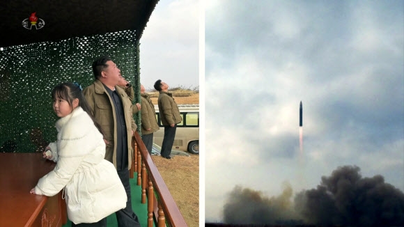 북한 조선중앙TV가 김정은 국무위원장의 지도 아래 대륙간탄도미사일 화성-17형 대륙간탄도미사일(ICBM)을 시험발사했다고 보도했다. 사진은 김정은 위원장이 딸과 함께 발사된 미사일을 바라보고 있는 모습. 사진=조선중앙TV 캡쳐