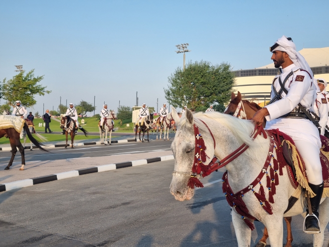 20일 카타르 알코르의 알바이트 스타디움의 VIP가 지나는 길 앞에 기마부대가 도열해 있다.